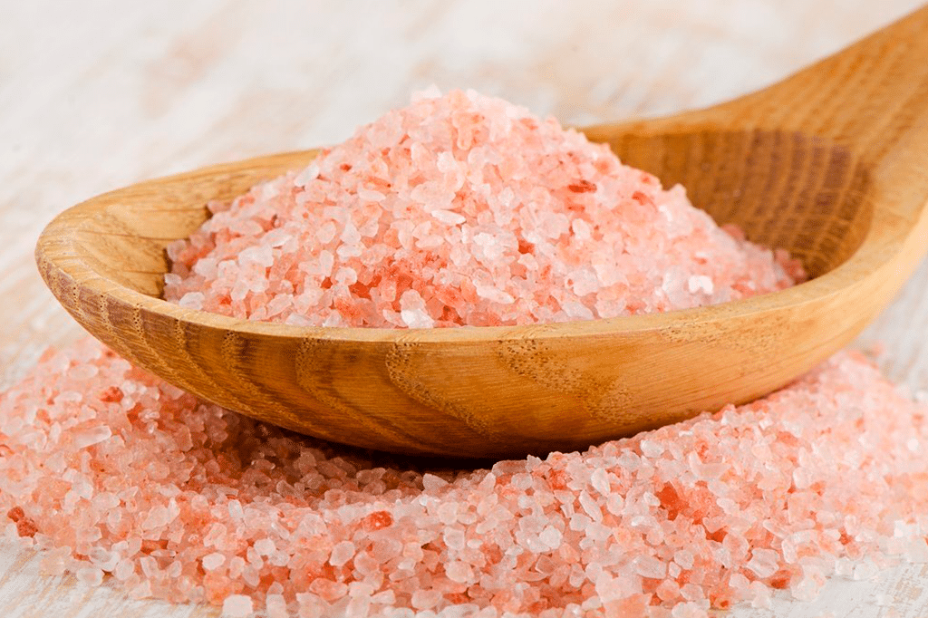 NOTICIAS 33 Cristales de sal rosada del Himalaya en un recipiente de cocina